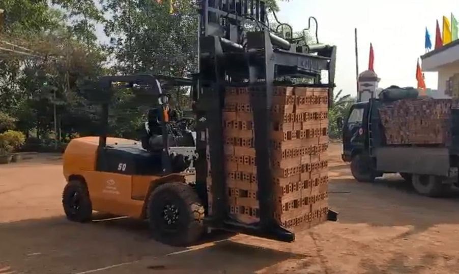 xe nâng gạch