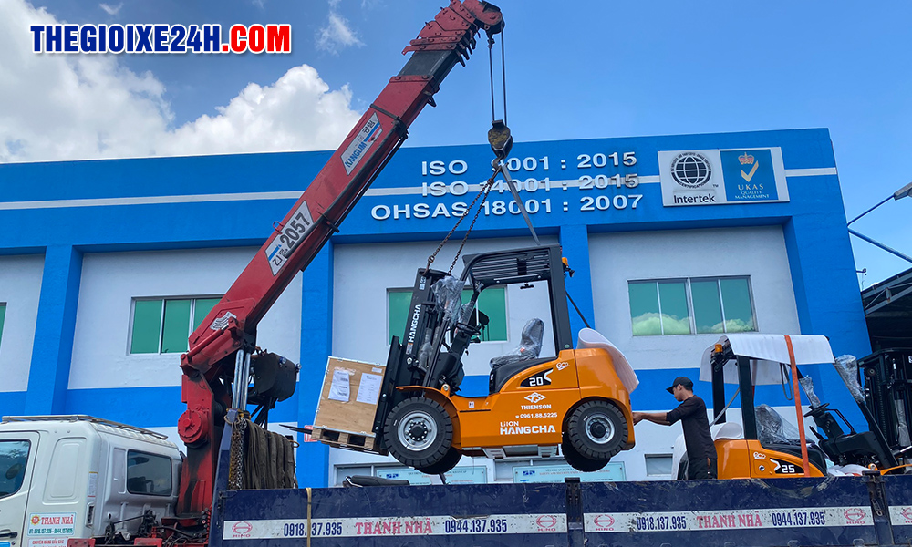 Vận chuyển xe nâng điện 2 tấn dòng XE Hangcha cho khách hàng