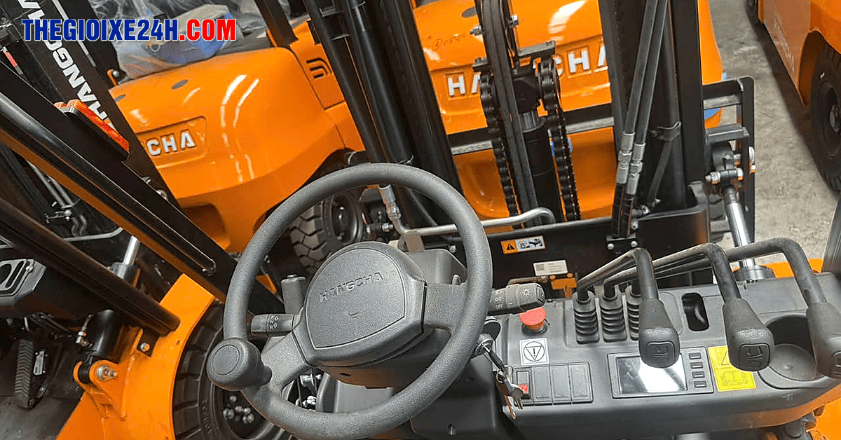 Khoang lái xe nâng điện 2.5 tấn dòng XE